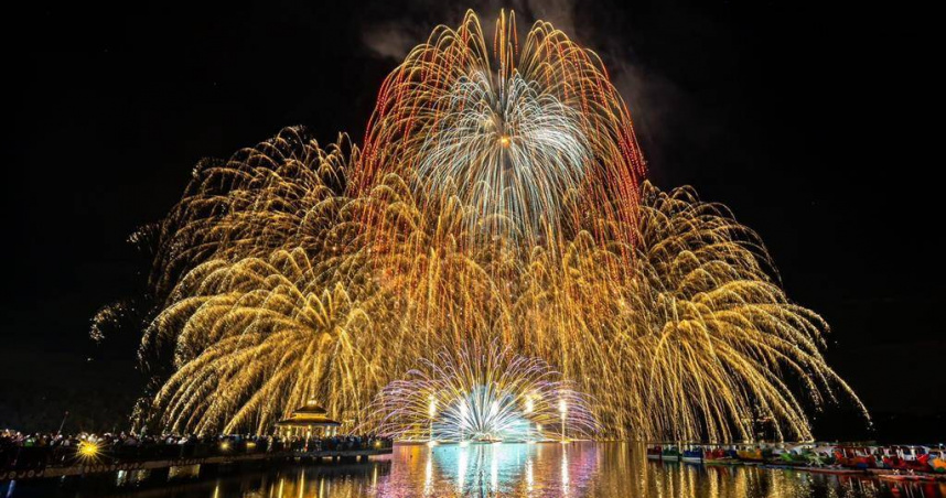 2025日月潭花火節首場在伊達邵施放16吋水中爆破煙火，最終場15日晚間6時許在向山遊客中心登場。（圖／南投縣政府提）