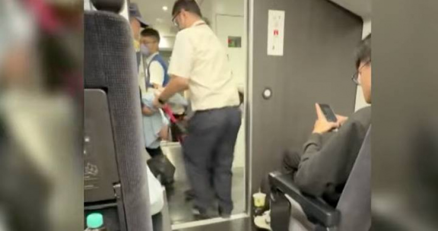 劉姓婦人買錯票占座拒下車，14日遭鐵路警察強制帶離時情緒激動大喊救命，15日再度遭鐵路警察強制拖下車廂。（圖／翻攝自社會事新聞影音）