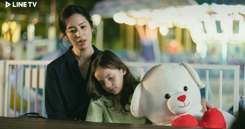 《黑白盒子》莫允雯（左）首次飾演母親。（圖／ LINE TV）