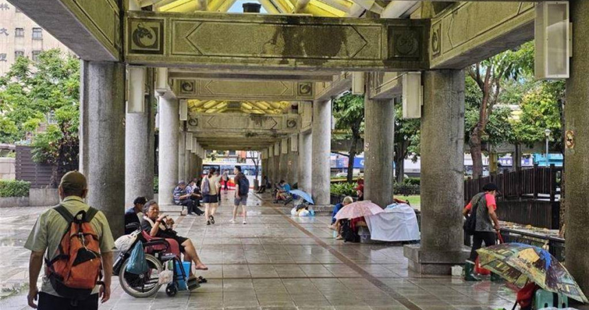 今年台北市列冊街友人數402人，其中在台北車站與萬華區就有超過300人。（圖／報系資料照）