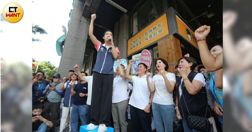 國民黨立委徐巧芯（中）喊出要對造謠者提告。（圖／CTWANT攝影組）