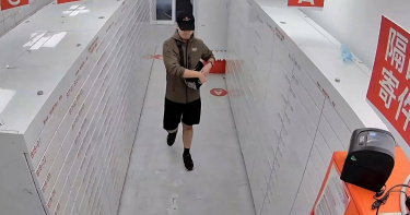 張文金流單純，除保全薪資收入外，多靠母親不定期匯款資助。（圖／翻攝畫面）