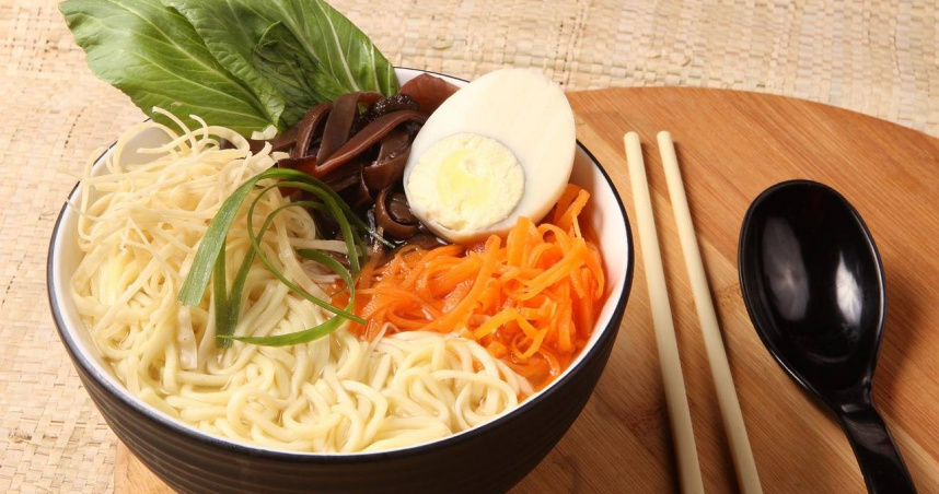 有女網友分享過去煮泡麵加蛋遭前男友批評，引發網友對生活標準與標籤文化的廣泛討論。（示意圖／Pixabay）