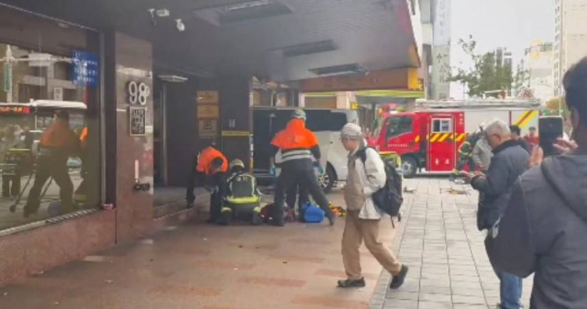 三立新聞採訪車23日下午驚傳衝進北市中山區南京東路二段上的彰化銀行吉林分行內，造成10傷。（圖／翻攝畫面）