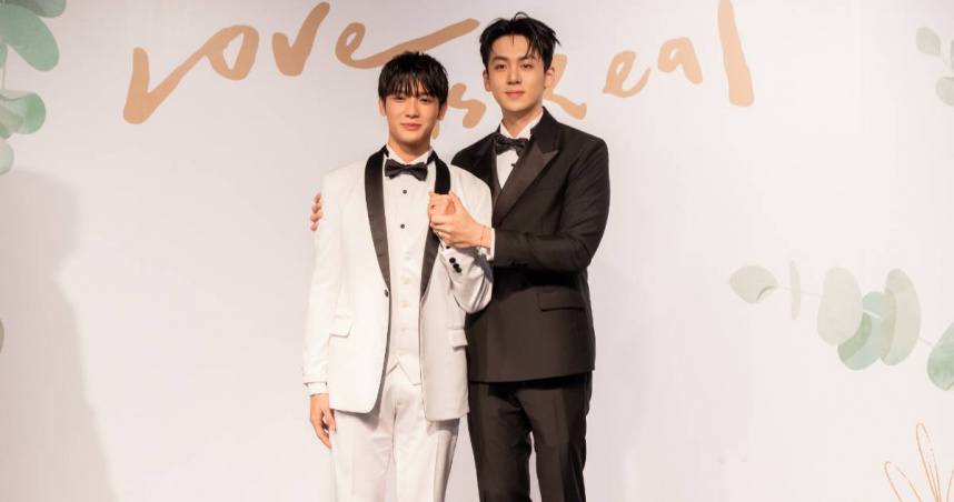 《我說愛你是真的》紀成澔（左）、葛兆恩以正裝亮相BL婚宴現場。（圖／結果娛樂提供）