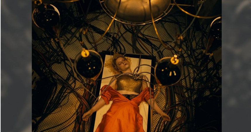 潔西伯克利顛覆形象　《科學新娘！》狂放演出超乎想像