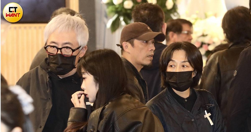 好友張宇（左）現身袁惟仁告別式，送好有最後一程。（圖／侯世駿攝）