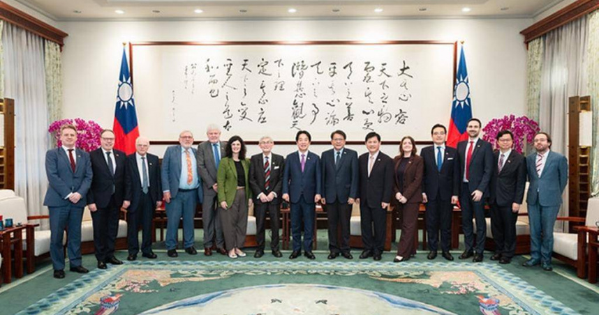 總統賴清德31日接見英國國會「台英國會小組」訪問團，強調深化台英合作並關注台海和平穩定。（圖／總統府提供）