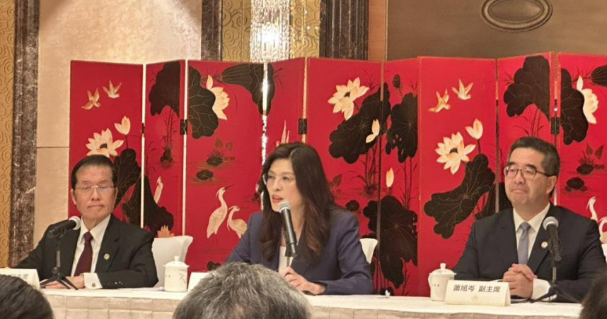 左起：國民黨副主席張榮恭、主席鄭麗文、副主席蕭旭岑。（圖／周毓翔攝）