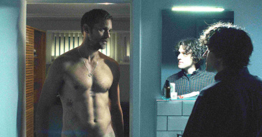 亞歷山大史柯斯嘉（左）認為《後座力》與「隊友」哈利梅林的親密戲輕鬆自然。（圖／海鵬提供）