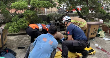 踩塌屋頂墜樓 2工人直落地1命危