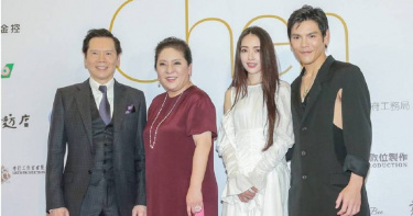 台灣女星郭碧婷（右2）與香港娛樂大亨向華強的兒子向佐（右1）結婚後，為向家生下一對兒女。（圖／報系資料照）