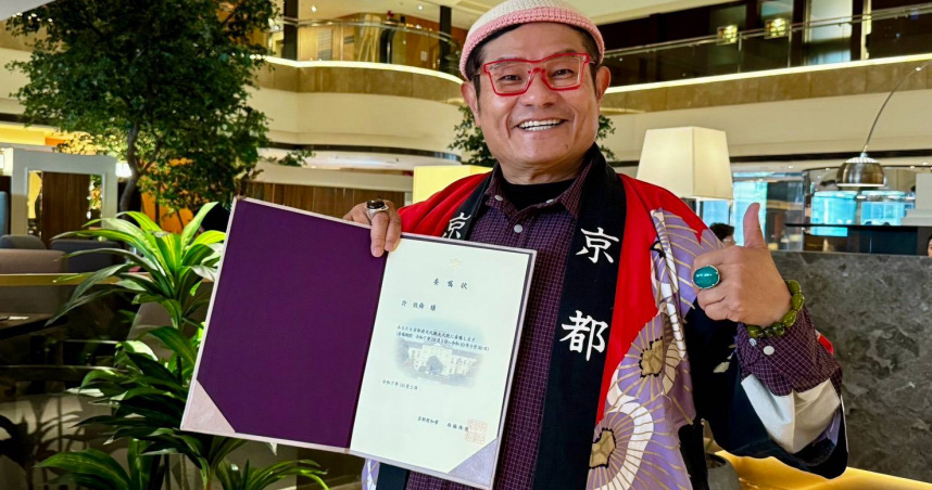 許效舜雙膝開刀陷黑暗期　曝「每半小時吃止痛藥」撐完表演