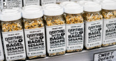 美國神級調味料「Everything But The Bagel Sesame Seasoning Blend」不能帶回台灣。（圖／shutterstock達志影像）