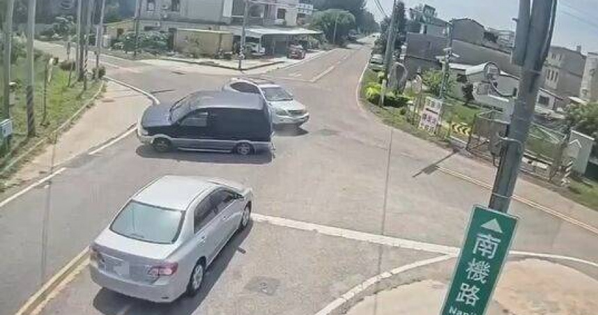 金門3車路口猛撞廂型車側翻。（圖／翻攝畫面）