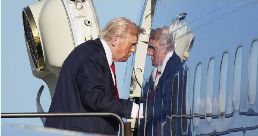 美國總統川普（Donald Trump）登上座機「空軍一號」。