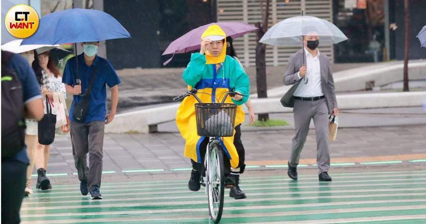 週末中部以北天氣依然不穩定。（圖／黃耀徵攝）