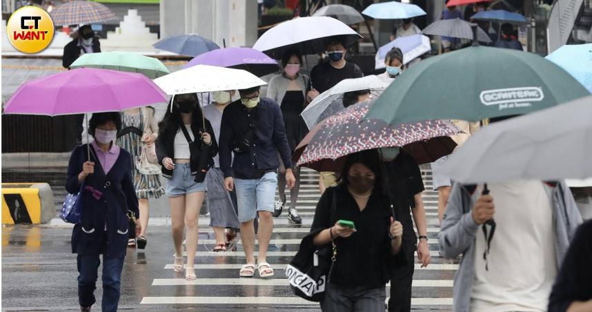 周三至周五台灣水氣明顯增加，各地降雨機率提高，中南部及台東須留意局部大雨。（示意圖／劉耿豪攝）
