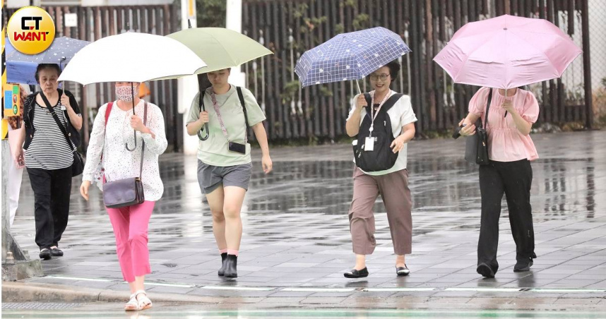 今起至下週二，各地應注意強降雨。（示意圖／黃耀徵攝）