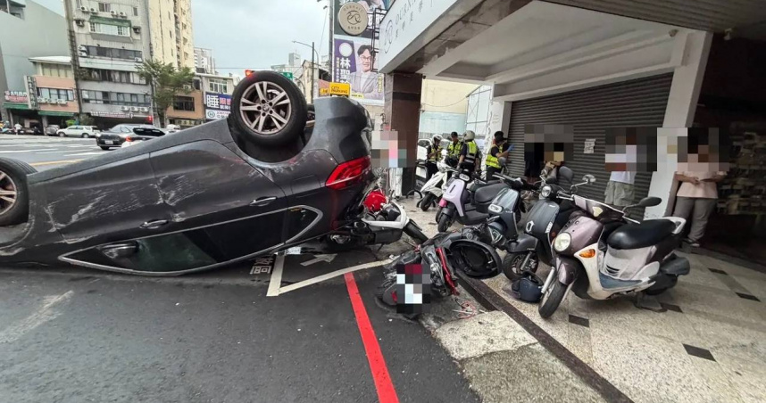 台中向上路Yaris切車道撞翻BMW「四輪朝天」　滑行再連撞路邊3重機