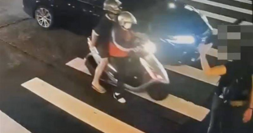 台中中華路夜市爆衝突！男過馬路不滿機車未停讓「徒步狂追2路口攔車」當街開打