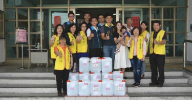 台中市議長贈警局志工消毒酒精 提升自我防疫能力
