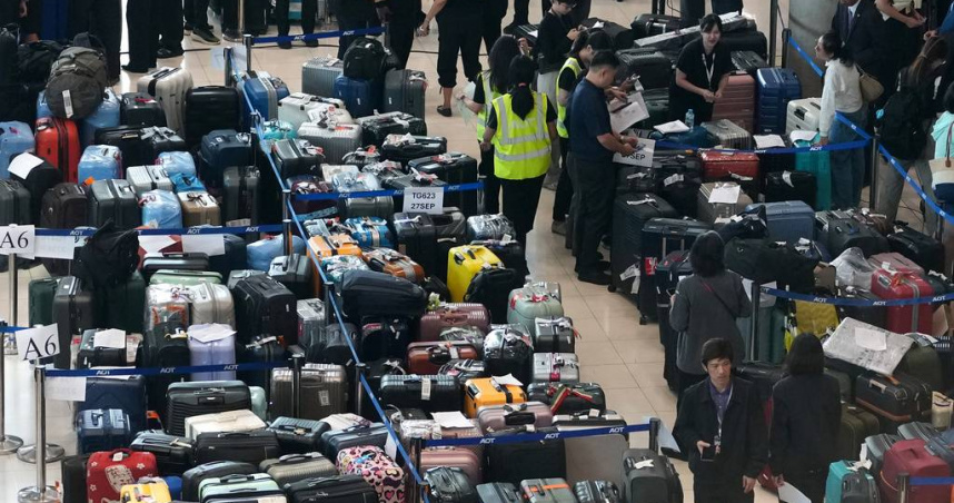 曼谷豪雨及淹水衝擊地勤作業，泰航約5000件旅客行李滯留蘇凡納布國際機場。（圖／達志／美聯社，下同）