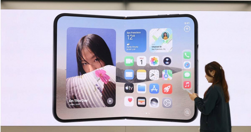 蘋果首款摺疊式手機iPhone Duo近日屢傳災情。（圖／達志／路透社）