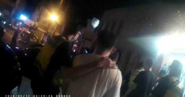 老婆KTV搶麥挨揍 老公率眾派出所前堵人