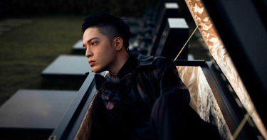 J.Sheon翻玩爆紅迷因哏 躺棺吸靈氣盼奪金曲歌王「擺脫板凳男」