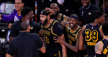 穿曼巴球衣沒輸過 湖人教頭讚戴維斯絕殺:Kobe式跳投