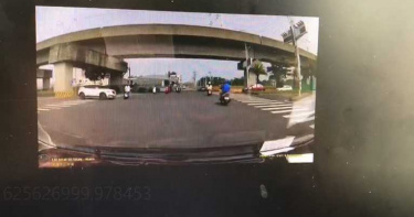 高雄休旅車搶快闖紅燈 2騎士遭撞倒地傷