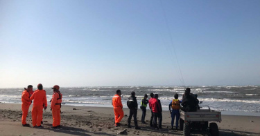 台中大安海水浴場驚傳意外!遊客玩拖曳傘突墜海 警消搜救中