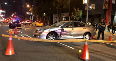疑不滿肇事逃逸 5惡煞攔車狠砸