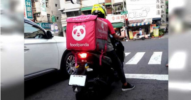 外送員被奧客逼下跪道歉卻遭停權2周 平台解釋:收到太多投訴遲未改善