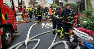 新北市樹林區一棟住宅今日下午發生火警,3名傷者被送醫治療,起火原因待查。(圖/翻攝畫面)