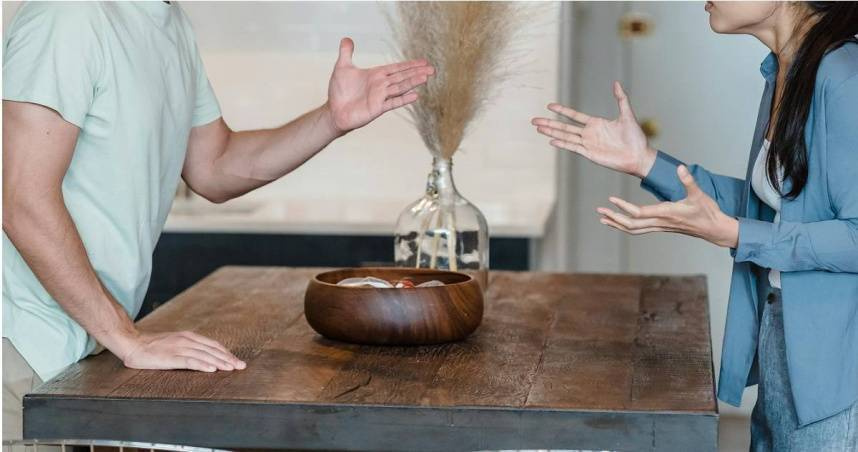 1名網友透露，父母在過年前大吵，自己和妹妹都不清楚原因。（示意圖／翻攝自pexels）