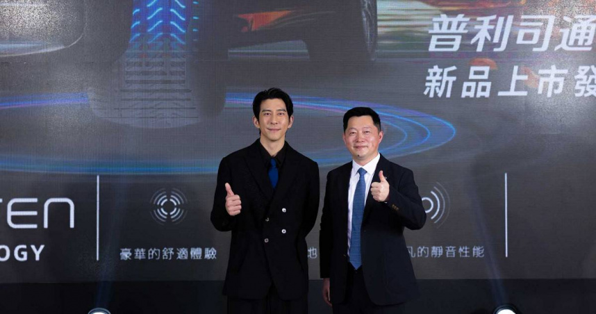 台灣普利司通總經理楊哲 (左) 與知名藝人修杰楷 (右) 合影揭幕發表TURANZA 6高性能輪胎（圖／台灣普利司通提供）。