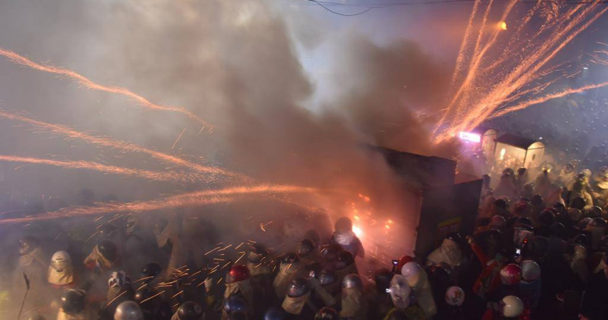 遶境隊伍今天晚間6點30分從武廟出發，沿途信徒施放炮城，讓關聖帝君「收炮」。（圖／中國時報張毓翎攝）