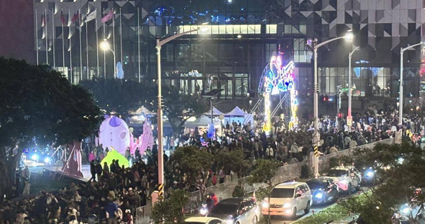 台灣燈會睽違9年再度回到桃園主場，15日截至傍晚6時30分吸引140萬人次進入各燈區，青埔地區交通大癱瘓，人潮擠爆機捷、高鐵。（圖／中國時報記者廖姮玥攝）