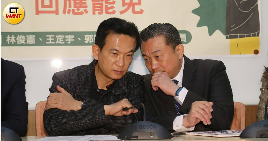 立委林俊憲（左）指出，劉彥澧是公務人員，依照《公務人員服務法》除了婚喪喜慶與生產以外，請假要有正當理由。（圖／黃鵬杰攝）