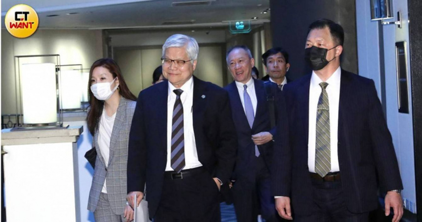 台積電對美砸千億美元擴大投資，美國在臺協會（AIT）處長谷立言（Raymond Greene）看好，圖中前排白髮者為台積電董事長魏哲家。（示意圖／劉耿豪攝）