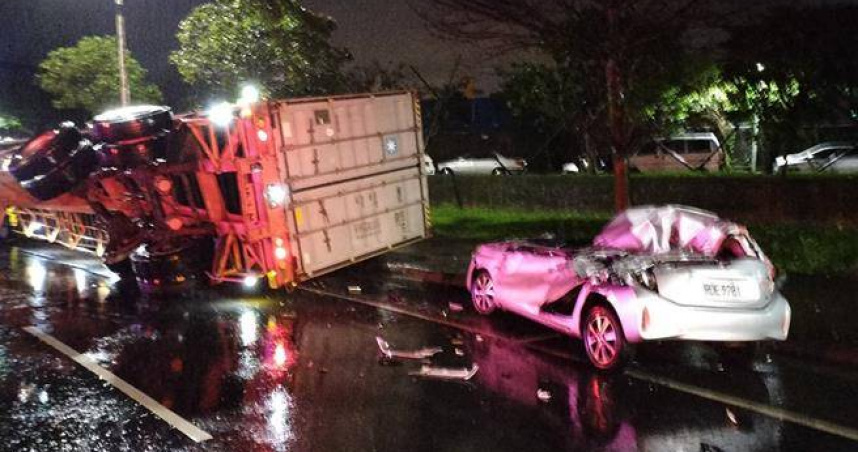 基隆貨櫃車翻覆衝擊5輛小客車，幸無人傷亡但損失慘重。（ 圖／翻攝畫面）