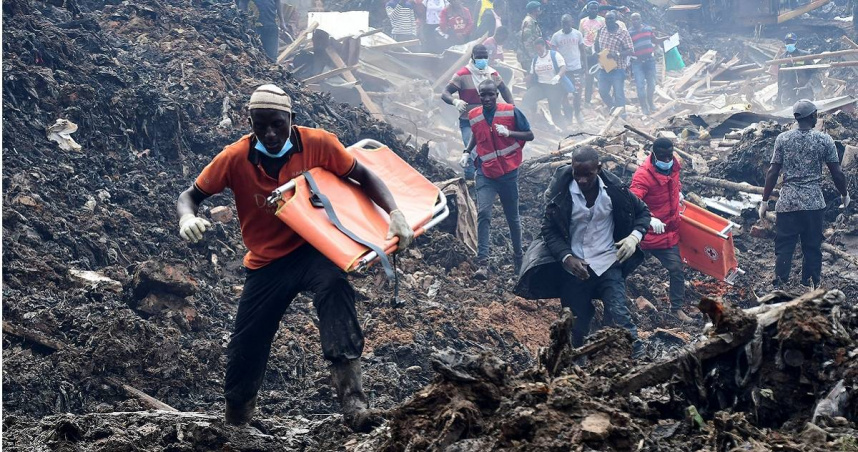 2024年8月，烏干達首都坎帕拉（Kampala）的大型基提茲（Kiteezi）垃圾場在連日暴雨後發生坍塌意外，造成至少30人因此被活埋。。（圖／達志／路透社）