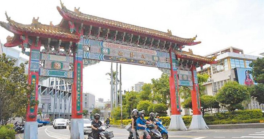 彰化縣八卦山牌樓位在彰化市中山路、東民街口。（圖／民眾提供／中國時報李京昇彰化傳真）