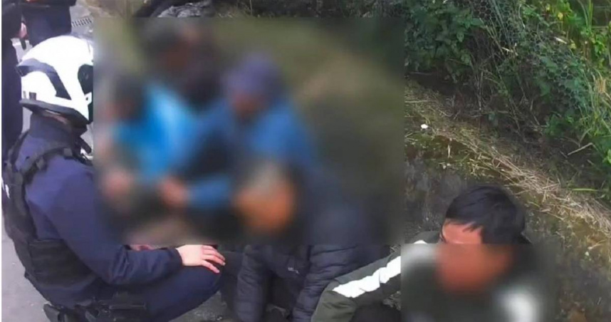 八德警分局昨日下午盤查1輛廂型車，發現藏有6名失聯移工。（圖／八德警分局提供）