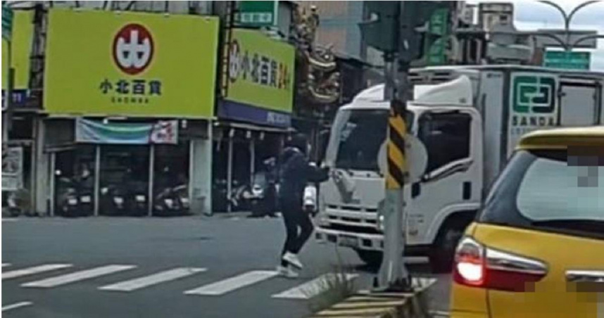 台南市一名貨車司機違規左轉撞傷過馬路女子，警方對司機依法開罰及吊扣駕照。（圖／翻攝自Youtobe Wowtchout 影片）