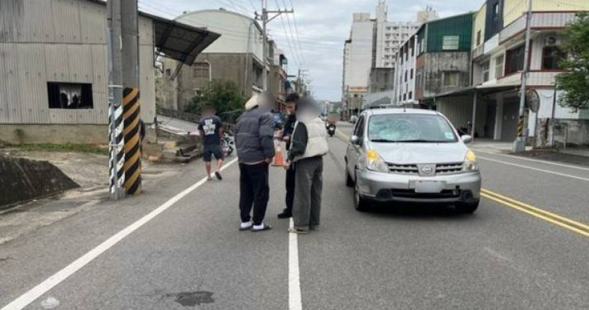苗栗1名女行人過馬路遭轎車撞飛，導致她後腦杓重創OHCA，經送醫搶救仍不治。（圖／翻攝畫面）