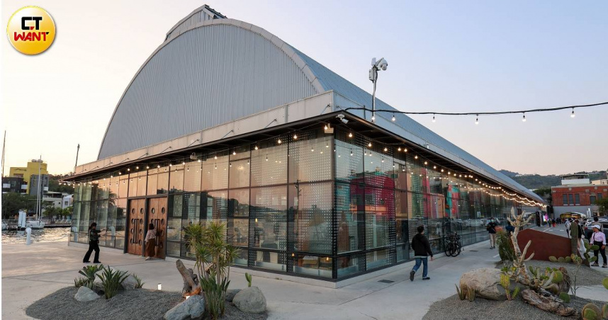 「新濱町海洋廚房」正式進駐鼓山魚市場，黃昏時分還可欣賞絕美的夕陽海景。（圖／林士傑攝）