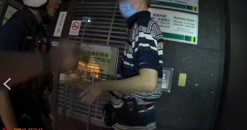 台北市文山區林姓男子持傘霸佔ATM，甚至以改造打火機襲警，行跡詭異嚇壞民眾。（圖／翻攝畫面）